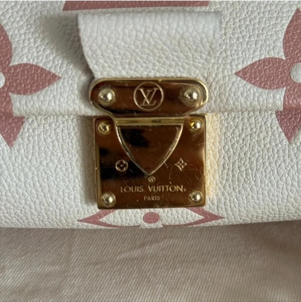 Louis Vuitton Favorite NM Crème Rose Trianon Crossbody Bag